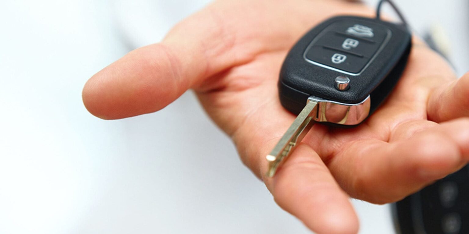 Прием автомобилей аренду. Ключи от машины. Передача ключей от машины. Передает ключи от машины. Электронный ключ от машины.